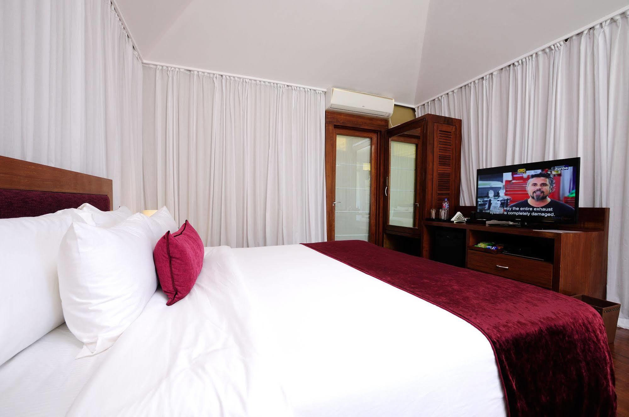 Teso Waterfront Resort 3*